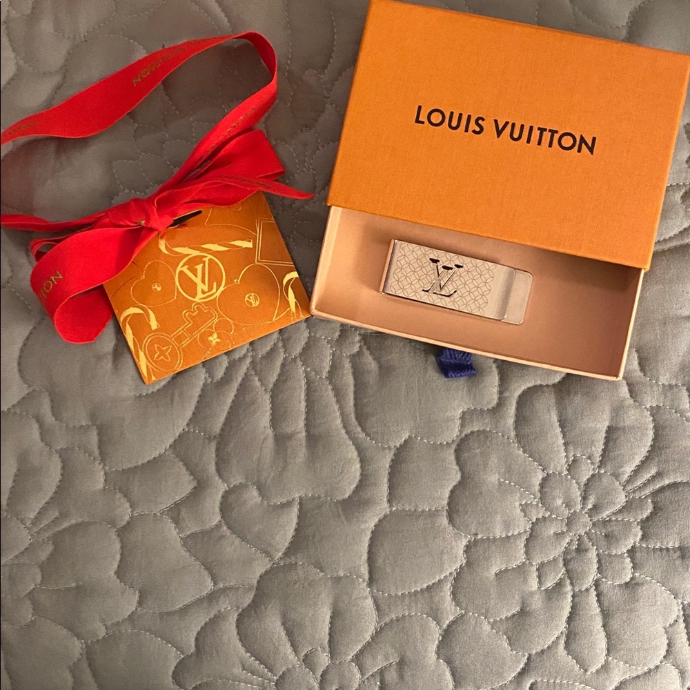 Louis Vuitton Elegant Silver Money Clip - Picture 12 of 12